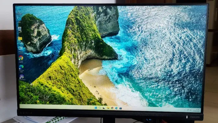 Monitor Gamer Philips Full HD Evnia 24", 180hz, - 8 meses de uso