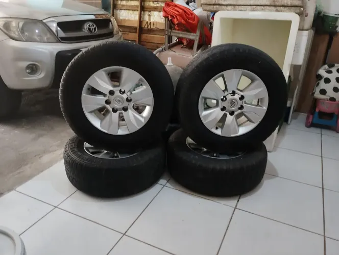 Pneus de Hilux completos