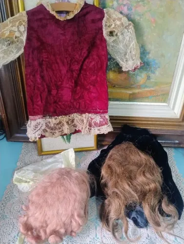 Lote roupas e perucas para bonecas alemãs antigas