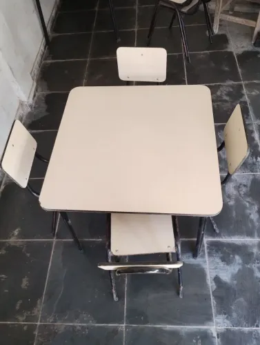 Mesa com cadeiras infantis 