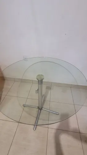 Mesa redonda, de vidro e dobrável.