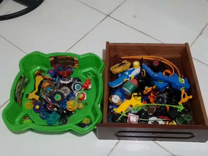 Lote e peças variadas de Beyblade 