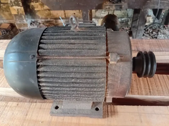 Vendo um motor de 10 cv.baixa rotação 