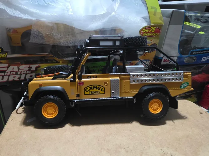 Miniatura 1:24 land rover defender exclusivo camel rally exclusivo