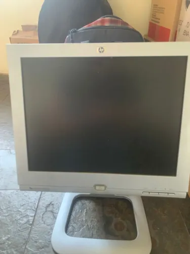monitores Acer 20" e HP 14"