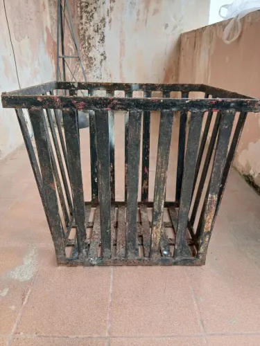Lixeira de ferro para calçada