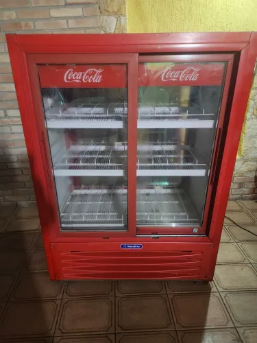 Geladeira expositora 220V.