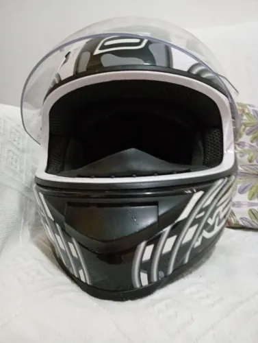 Capacete norisk em ótimo estado Tam 58. 250 reais.