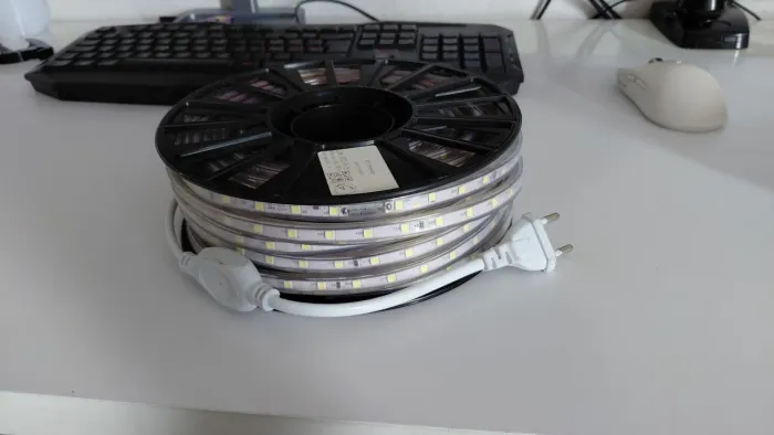 Fita Mangueira de LED 5050 Com Conector para Decoração / 220V Branco Frio