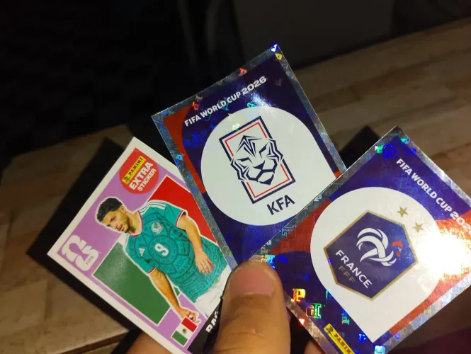 Figurinhas da copa , escudo da koreia, França, e figurinha legend roxa lilás bordo