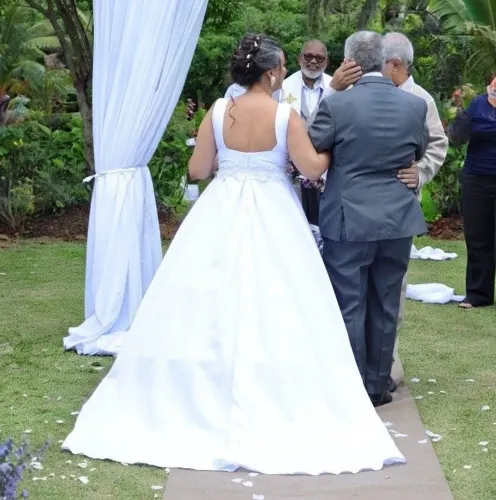 Vestido de noiva, com bordado.