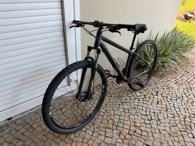 bike aro 29, quadro de alumínio preto fosco, em ótimo estado.