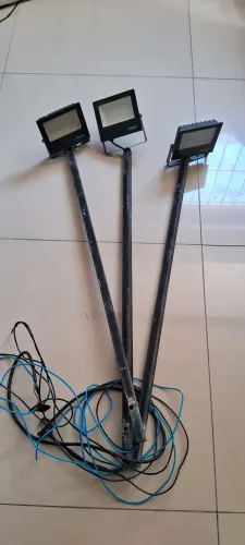 Três refletores de 30w com suporte e fiação 