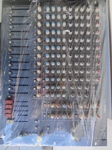 Mesa de som. Soundcraft para retirar peças