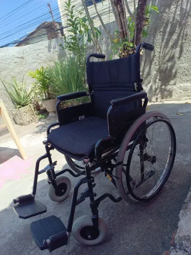 Cadeira de Rodas Dobrável em Aço (Cap. 120kg Assento 46cm) Dellamed D400 - 10 meses de uso