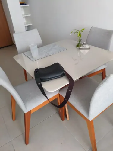 Mesa com quatro cadeiras em madeira