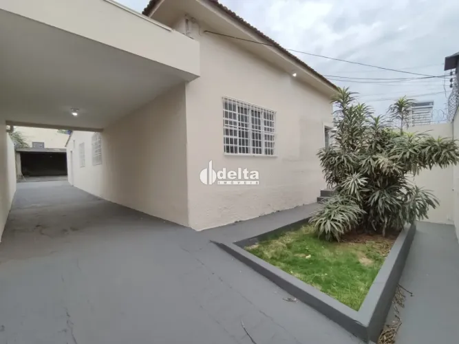 Casa com 3 quartos, sendo 1 suíte disponível para locação no bairro Cazeca em Uberlândia M