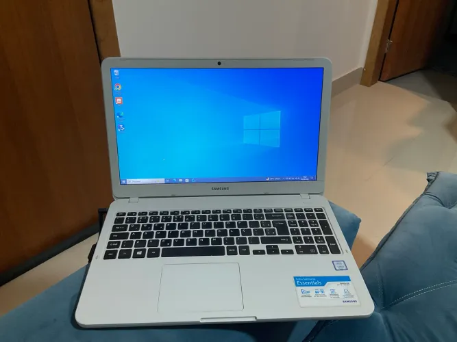 Notebook Samsung Essentials E30