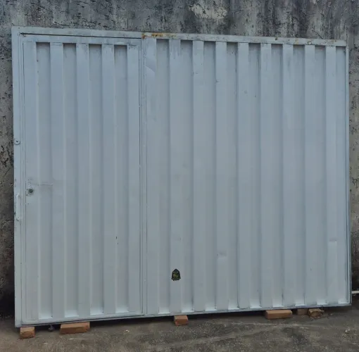Portão de garagem c/ portinhola