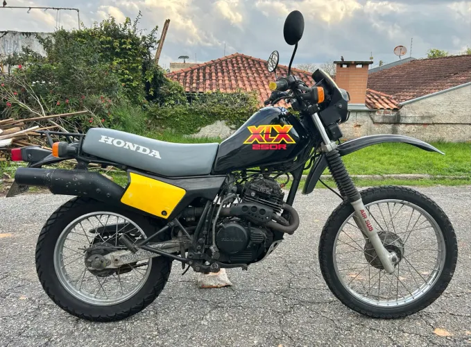 VENDO XLX250R ANO 1989 TODA ORIGINAL.