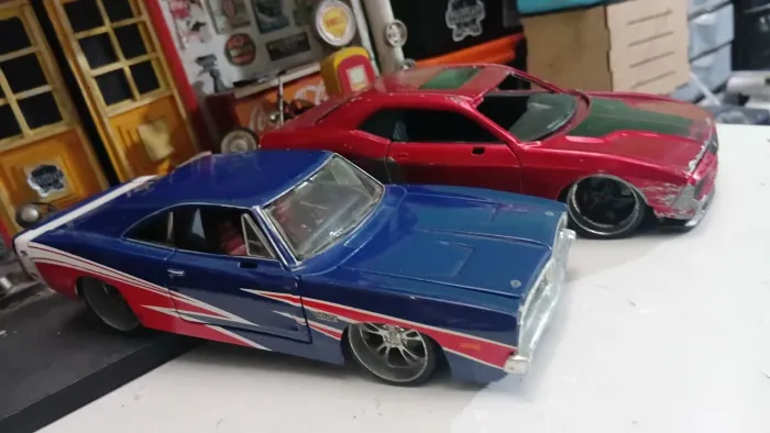 Lote com 2 Miniatura Maisto 1/24 No Estado Sucatas