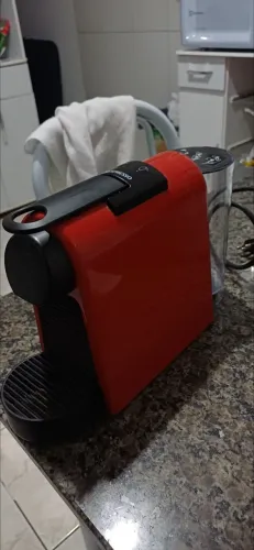 Cafeteira nespresso praticamente nova