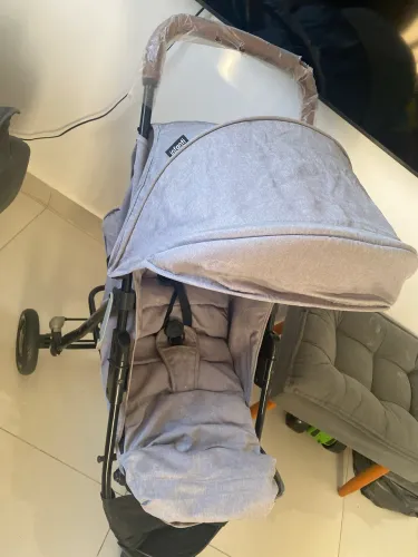 Carinho de bebê com cadeirinha e banheira