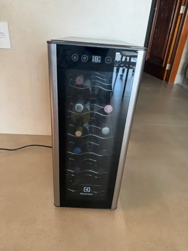 Adega Electrolux 12 garrafas