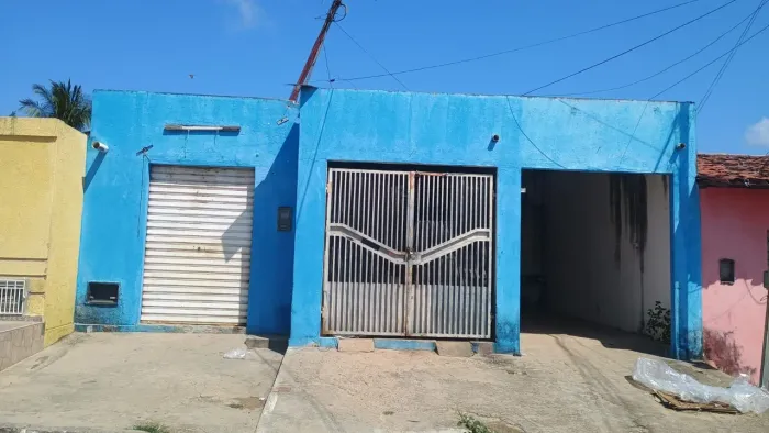 Vendo casa, com kit net por trás, opção de garagem e ponto Comercial.