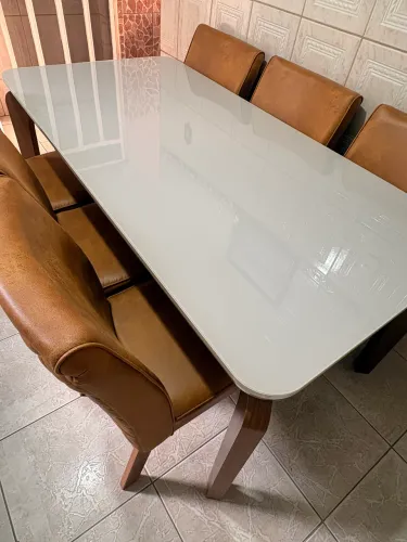Mesa de vidro com 6 cadeiras acolchoadas