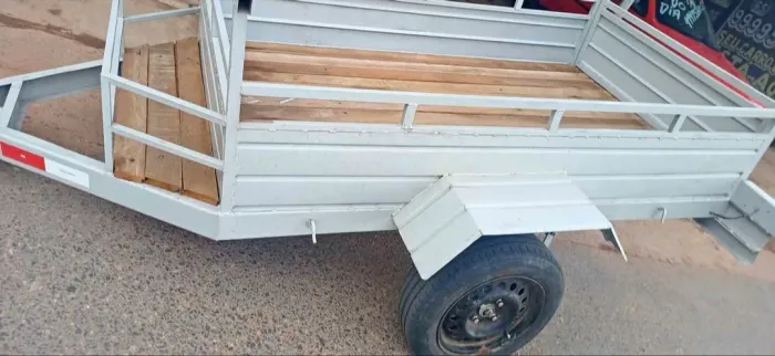 Vendo carretinha emplacada...em dias....soh q n trasfere