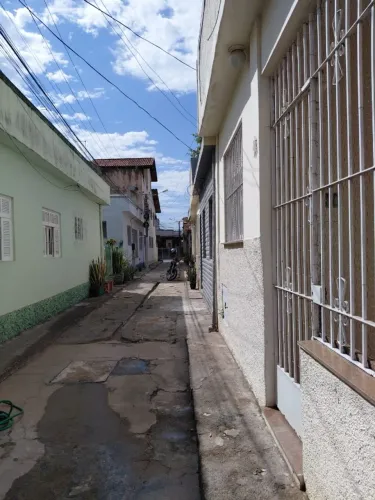 Alugo casa de vila 2 quartos, sala , cozinha banheiro, uma area de serviço fundos e 1 vaga