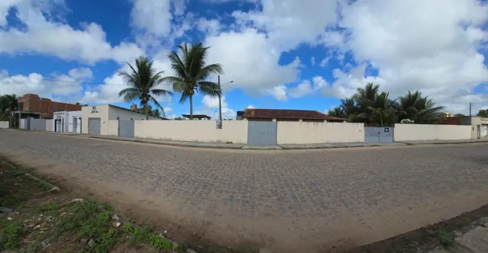 Casa com sitio medindo 6 tarefas 