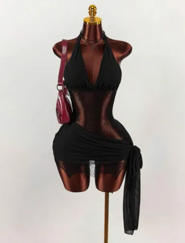 Vede-Se um vestido preto novo