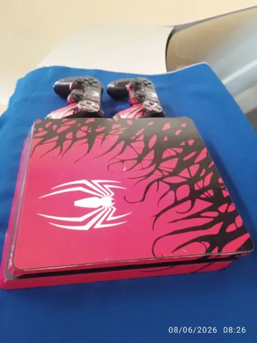 Vendo Play 4 1 Tera com vários jogos de mídia, valor 1300. Aceito cartão.