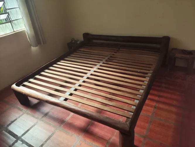 Mesa ,estante e cama em madeira maciça