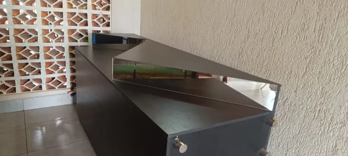 Balcão preto em perfeito estado com espelho e acompanha vidro lateral 