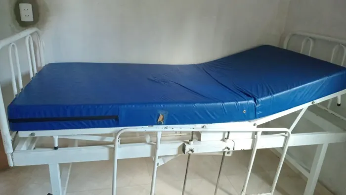 Cama Hospitalar / Leito Clínico com Colchão e grades de proteção