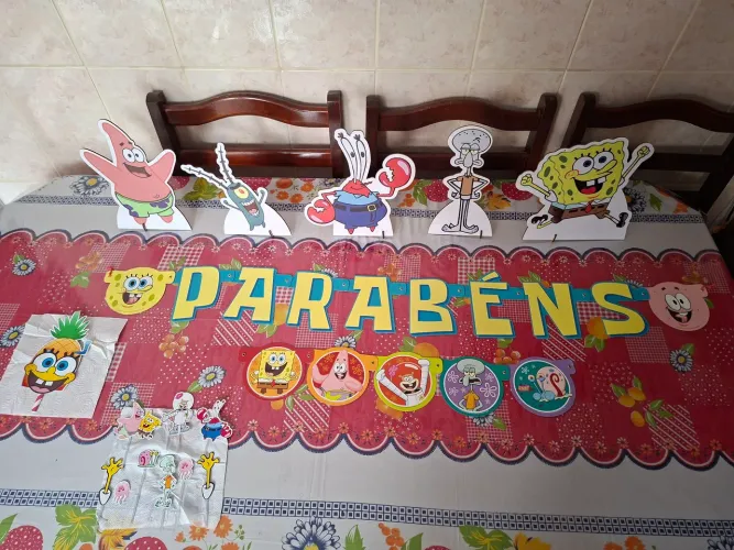 Kit 5 display de mesa em Mdf + frase parabéns+ enfeites de festa infantil Bob Esponja