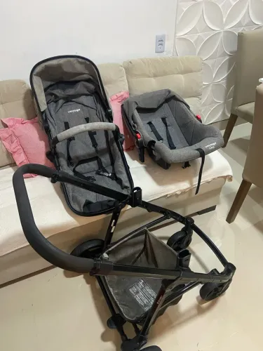 Carrinho de bebê com Moisés e bebê conforto 