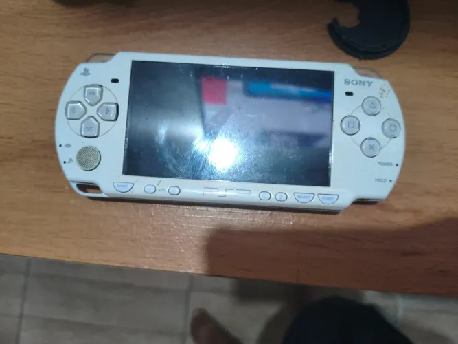 Vende-se psp relíquia destravado bem conservado, um pouco arranhado atrás mais pegar tudo