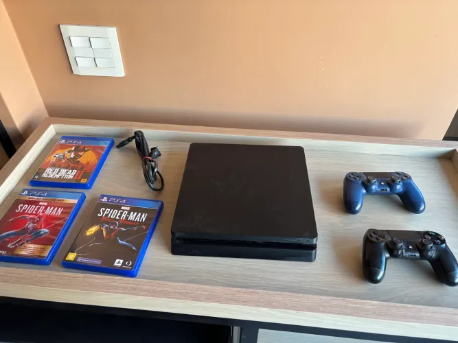 PS4 - SLIM - 1TB + 2 controles + 3 jogos