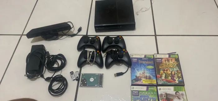 Vendo Xbox super em 360 com quatro jogos em mídia física e mais de 20 jogos em HD de 120gb