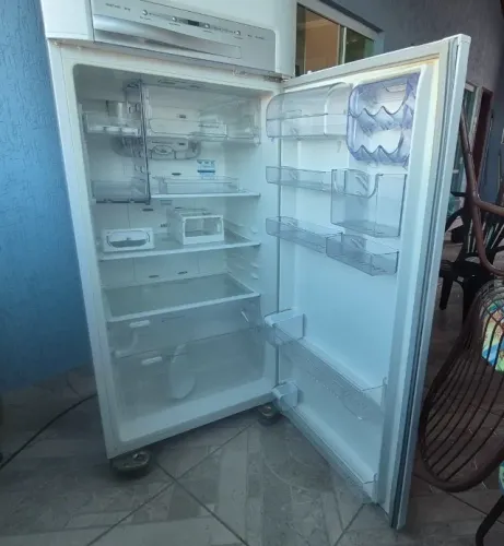 Geladeira Electrolux 411 litros com defeito provavelmente no compressor (a ser verificado)