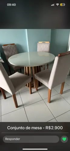 Mesa de vidro com 4 cadeiras acolchoadas  ( novas)