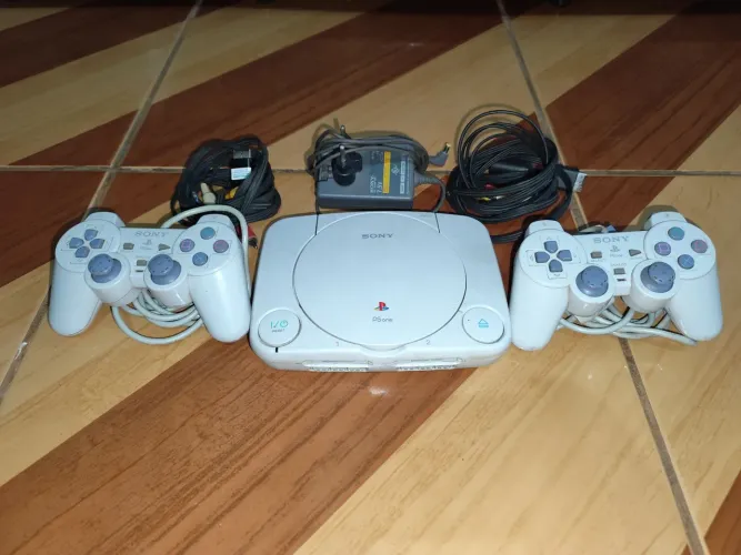 PlayStation One original + 2 controles originais + fonte + cabo AV
