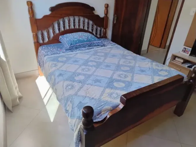 Cama de casal em Imbuia maciça 