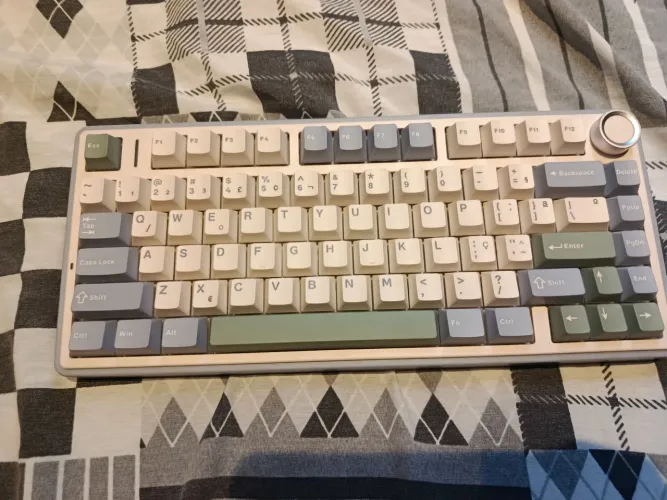 TECLADO AULA F75