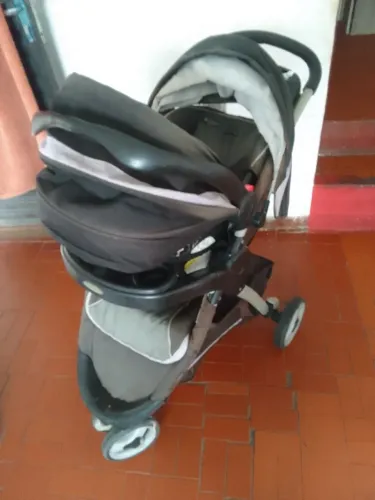 Carrinho de bebê com bebê conforto