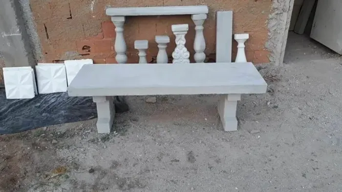 Bancos de concreto sem encosto.